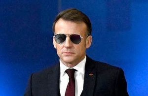 Pourquoi les lunettes aviateur de Macron sont-elles au cœur d'une polémique ?