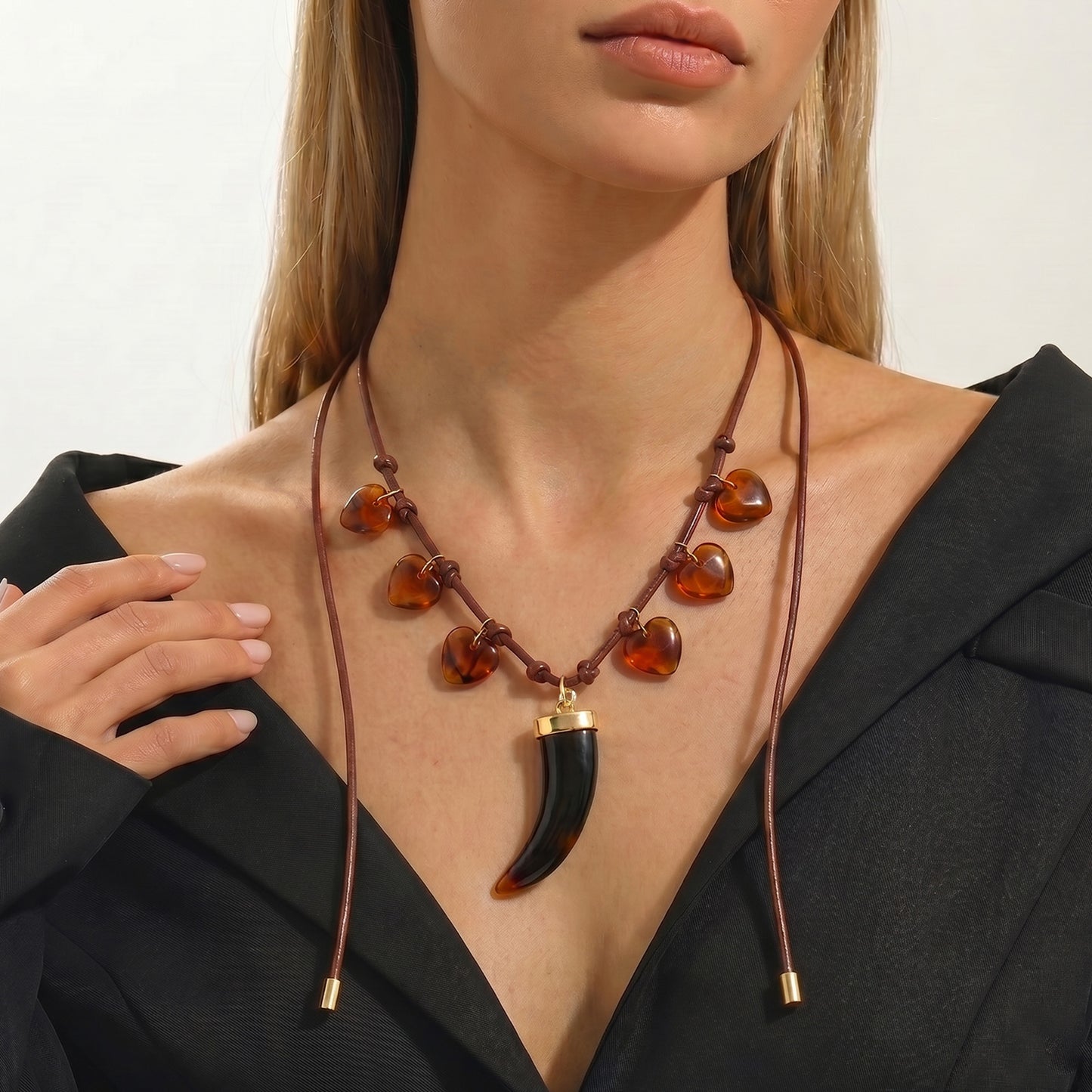 Collier Cordon Cuir Bohème - Pendentif Dent de Loup Résine
