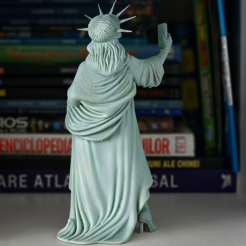 Statue of Liberty decor, selfie goddess sculpture, resin crafts, family office decor, funny models.