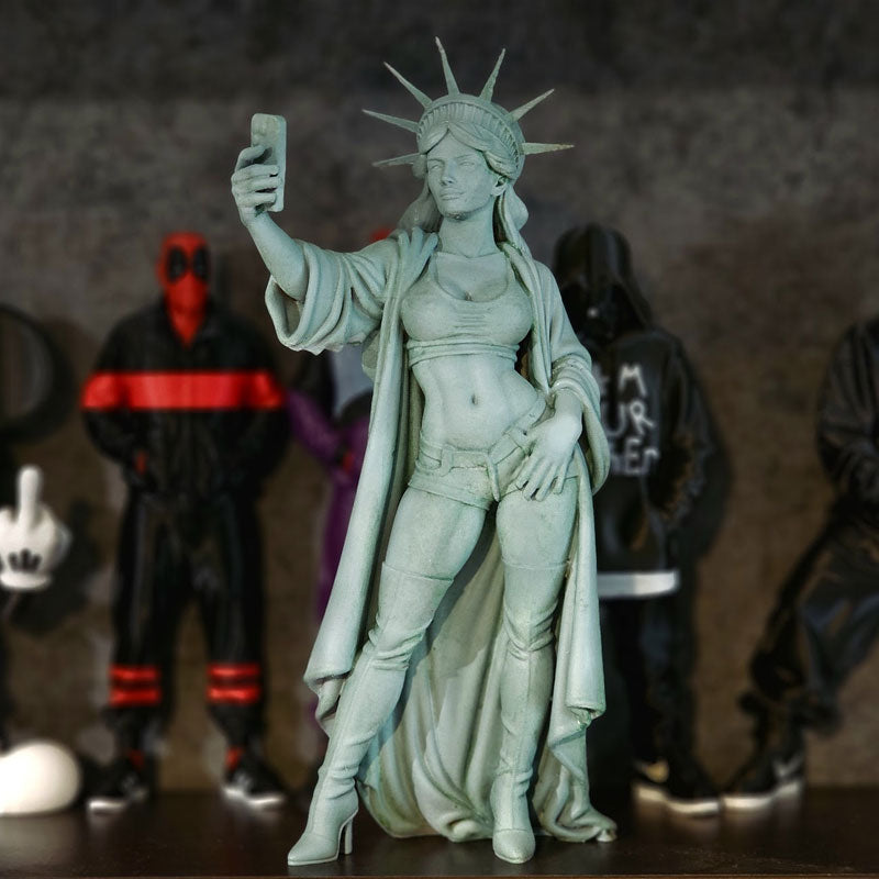 Statue of Liberty decor, selfie goddess sculpture, resin crafts, family office decor, funny models.