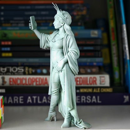 Statue of Liberty decor, selfie goddess sculpture, resin crafts, family office decor, funny models.