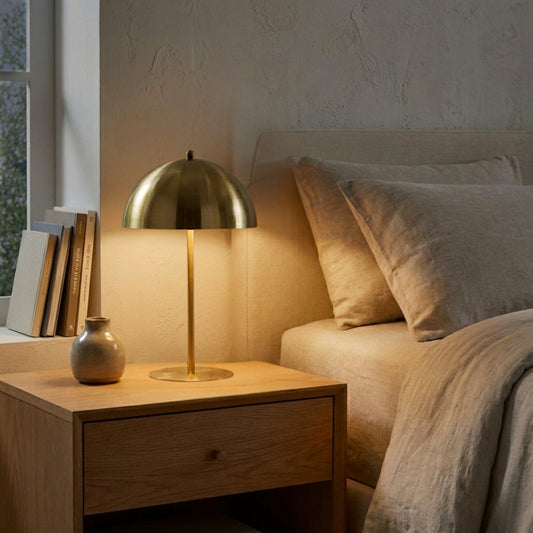 Lampe de table minimaliste Tundra à intensité variable, petite lampe de chevet, extérieur doré et intérieur blanc, 110-120V